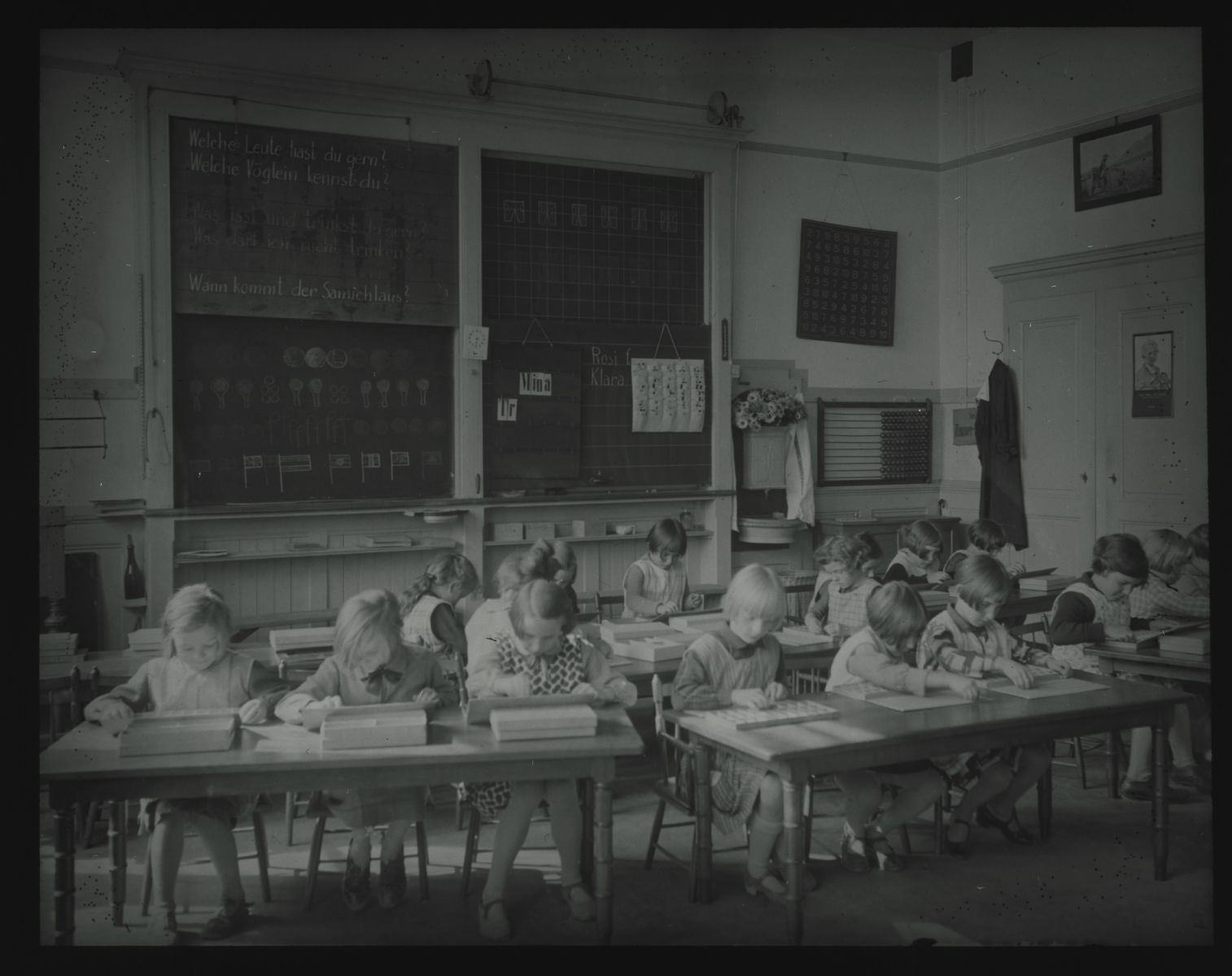 Einblick in ein Klassenzimmer um 1925-1950.